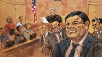 Reproducción fotográfica de un dibujo realizado por la artista Jane Rosenberg donde aparece el juez de la corte federal de Brooklyn, Brian Cogan, mientras lee el veredicto contra el narcotraficante mexicano Joaquín 'el Chapo' Guzmán, acompañado de sus tres abogados William Purpura, Eduardo Balarezo y Jeffrey Lichtman. EFE/Archivo