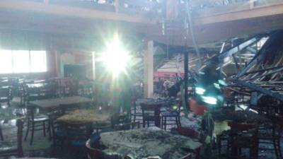 Sala de pista del restaurante El Corral después que los bomberos apagaron el incendio.