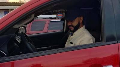 El joven comerciante Edwin Salguero resultó gravemente herido este sábado tras ser atacado a disparos cuando se encontraba en un vehículo rojo tipo pick-up en una gasolinera Texaco del sector El Palenque, en el bulevar del norte de San Pedro Sula, Cortés.