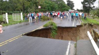 La calle se abrió producto de las constantes lluvias.