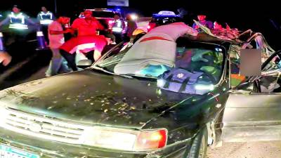 El carro de la familia quedó destruido en la parte trasera por el impacto del “pick-up”.