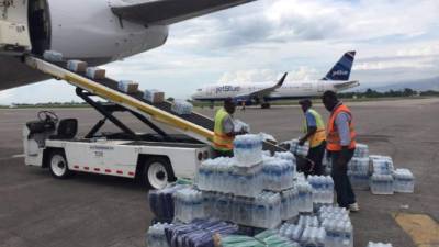 El Gobierno de Honduras envió agua potable en botellas.