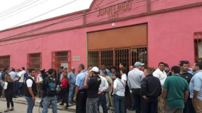 Los votantes se congregaban en los alrededores de la Escuela Juan Lindo, uno de los principales centros de votación del municipio.