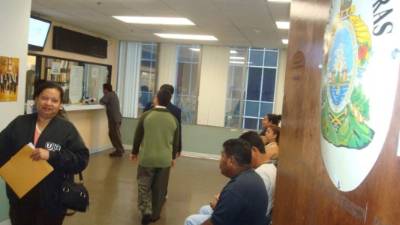 Las personas visitan los consulados en EUA para buscar apoyo legal, ayuda humanitaria y para solicitar el pasaporte.