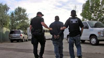 EFE/EUA CARIBE SHM10 - DENVER (CO, EEUU), 19/08/2010.- Fotografía cedida hoy, jueves 19 de agosto 2010, en la que aparecen dos agentes del Servicio de Inmigración y Aduanas (ICE, en inglés) llevando un inmigrante indocuemntado, de los 158 presuntos pandilleros inmigrantes que las autoridades federales y policías locales arrestaron en un operativo realizado en los últimos cuatro meses en Utah. Según la información difundida por ICE, el operativo se concentró en las ciudades de Salt Lake City, Provo, Ogden y St. George, aunque también se realizaron arrestos en otras 19 localidades. EFE/ICE/USO EDITORIAL SOLAMENTE/NO VENTAS