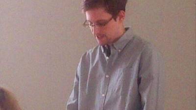 La comisión de Libertades Civiles del Parlamento Europeo, que efectúa una investigación sobre el presunto espionaje de Estados Unidos a instituciones y ciudadanos europeos, aprobó hoy por una amplia mayoría invitar formalmente al extécnico de la CIA Edward Snowden a testificar por videoconferencia.