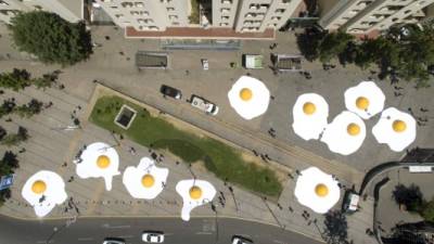 Fotografía aérea de una intervención urbana del artista holandés Henk Hofstraen hoy en Santiago, Chile. EFE