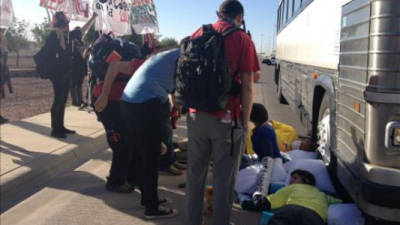 Activistas de Phoenix y Tucson bloquearon esta mañana el paso de buses que transportan indocumentados a la Corte Federal para ser procesados bajo el programa 'Streamline', que permite agilizar la deportación de los detenidos en menos de 48 horas. EFE
