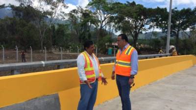 El alcalde Armando Calidonio supervisó esta mañana la construcción de un puente en el sector Mackay.