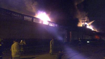 Varios equipos del Cuerpo de Bomberos apagaron las ardientes llamas en horas de la madrugada.