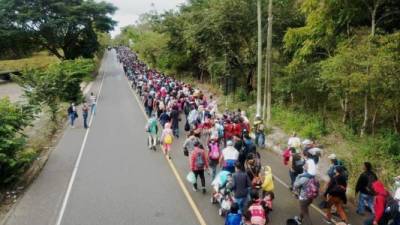 Las 9,000 personas forman parte de una caravana migrante organizada en Honduras y que salió de San Pedro Sula en distintas fases entre miércoles, jueves y viernes. Foto: EFE