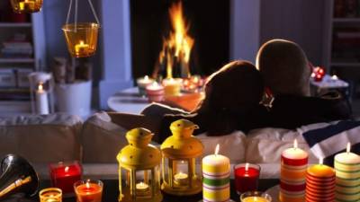 Las velas aportan un ambiente acogedor al hogar.