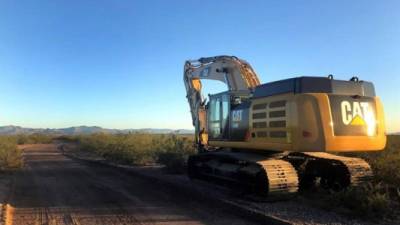 Fotografía cedida por Laiken Jordahl del Centro para la Diversidad Biológica donde se muestra una excavadora estacionada en una ruta en el extremo este del Refugio Nacional de Vida Silvestre San Bernardino en el Condado de Cochise, Arizona.