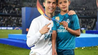 Cristiano Ronaldo acompañado de su hijo cuando jugaba para el Real Madrid.