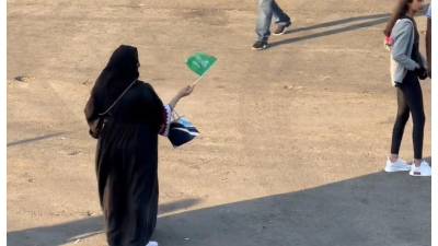 Video: Mujer musulmana se hace viral por celebrar sola en una plaza