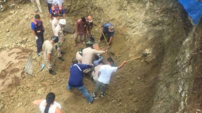 Momento en el que rescataban a la víctima. Foto tomada del Twitter de Radio América.