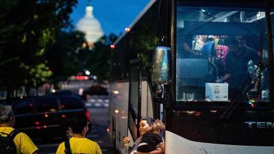 El grupo de 33 personas procedentes de Colombia, Ecuador y Perú llegó a bordo del bus.