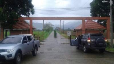 Elementos de la Policía Nacional y de las Fuerzas Armadas resguardan la entrada a la hacienda “Mi Esperanza” y otras propiedades incautadas ayer en el municipio de Sabá, Colón.