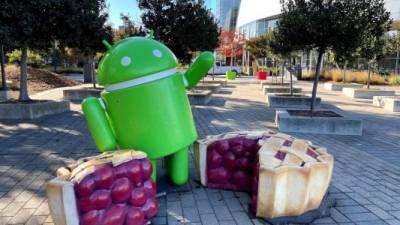 Una estatua del logotipo del sistema Android preside una de las entradas a la sede de Google en Mountain View en California, Estados Unidos. EFE/ Marc Arcas/Archivo