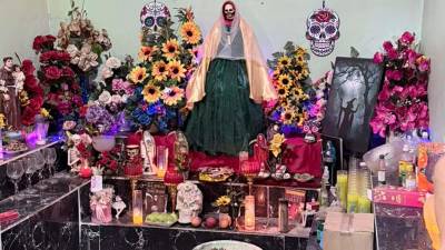 Según las investigaciones de inteligencia policial, la vivienda era utilizada presuntamente para almacenar y distribuir drogas y armas de fuego. Durante el allanamiento, agentes encontraron un altar con imágenes de la Santa Muerte y fotografías relacionadas con supuestas prácticas de hechicería.