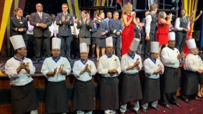 Parte de los 1,070 empleados que tiene el crucero Norwegian Gem.