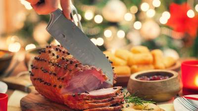 Esta Navidad, tómate un momento para apreciar el sabor único del cerdo en tu cena navideña.