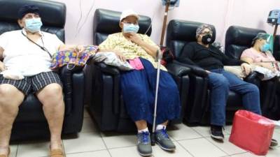 Los pacientes que reciben sus quimioterapias están expuestos al hacinamiento de las salas que están cerca.