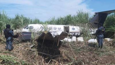 La aeronave aterrizó en medio de unas cañeras en una zona de Escuintla, en Guatemala.