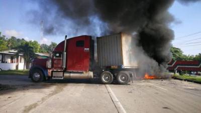 El tráfico vehicular se vio interrumpido durante la toma de la carretera.