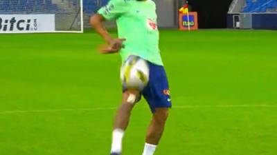 Neymar dominó la pelota que fue enviada desde 35 metros de altura.