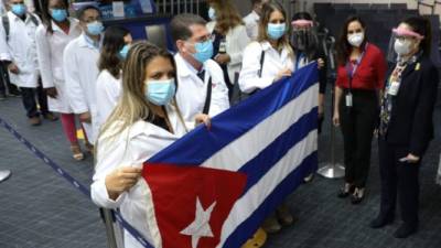 En total son 220 profesionales de la salud cubanos que integran este grupo que apoyará en la contención de la pandemia del covid-19 en Panamá.