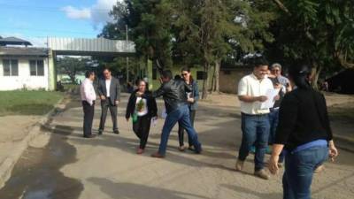 Familiares de las implicadas se abrazan con estas a la salida de la corte.