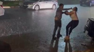 Escena de la agresión del doctor contra la mujer.