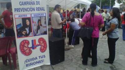 Quienes sufren de insuficiencia renal crónica deben dializarse tres veces a la semana.