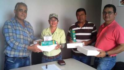 Los productores muestran el equipo recibido.