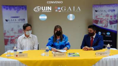 <b><span class=mln_uppercase_mln>El cónsul de Taiwán, Francisco Chang, observa la firma del convenio entre María David, vicerrectora de UJN y Javier Carbonell de GAIA.</span></b>