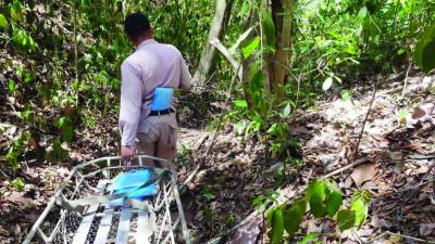 Atado y quemado fue encontrado uno de los cuerpos.