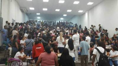 Esta fotografía corresponde a la Facultad de Ciencias Médicas donde después de que los estudiantes recuperaran por la fuerza su facultad, realizaron asambleas informativas.