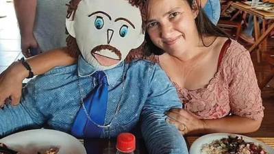 Insólito: Cansada de infidelidades, mujer se casa con muñeco de trapo