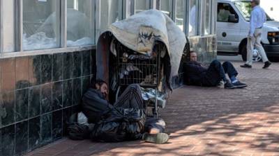 Los sin hogar serán trasladados a albergues que cuentan con habitaciones privadas. EFE