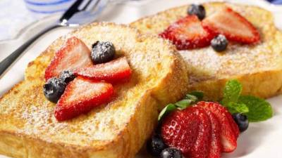 Acompañar las tostadas francesas con mermelada o fruta de su preferencia.
