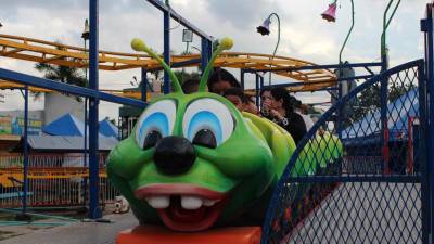 El carrusel, los carritos chocones, el twister, el tagadá, el barco y una chopper son de los grandes atractivos para los pequeños en el área de juegos mecánicos.