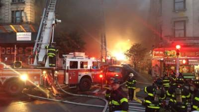 Un gran incendio consume el sexto piso de un edificio en Manhattan.
