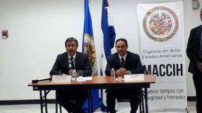 El peruano Juan Jiménez Mayor, vocero de la Maccih, junto al jurista guatemalteco Marco Antonio Villeda Sandoval en una conferencia de prensa ofrecida en Tegucigalpa, capital de Honduras.