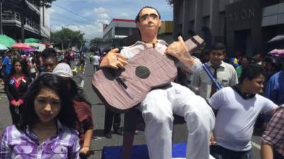 Estudiantes desfilan conmemorando el 195 aniversario de la independencia de España en la 3 avenida de San Pedro Sula.