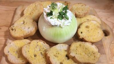 Servir el dip de cebolla con pan tostado.