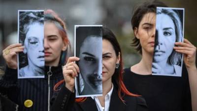 Activistas protestan contra la violencia a las mujeres./