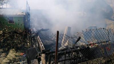 Una de la viviendas consumidas hoy por un incendio en French Harbour, Roatán, Islas de la Bahía.