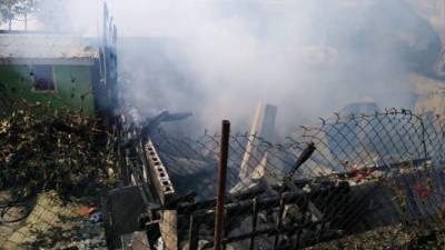 Una de la viviendas consumidas hoy por un incendio en French Harbour, Roatán, Islas de la Bahía.