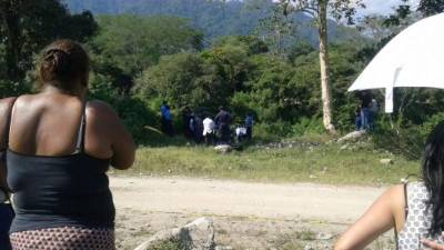 Escena del crimen en San Pedro Sula. Las autoridades haciendo el respectivo levantamiento.